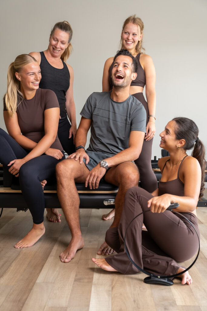 Groepsles Reformer Pilates met persoonlijke begeleiding.