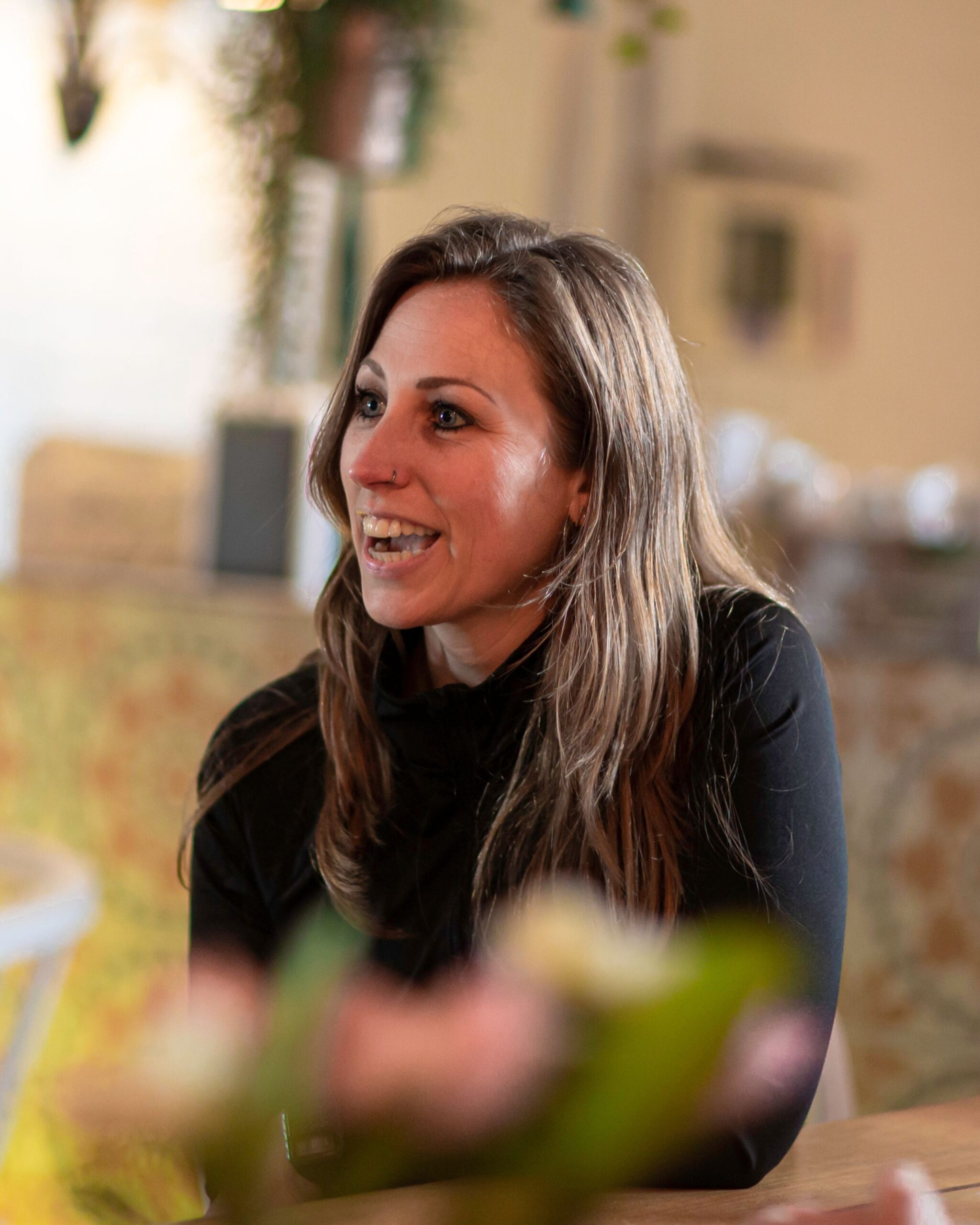 Gastvrouw achter de bar met blij lid